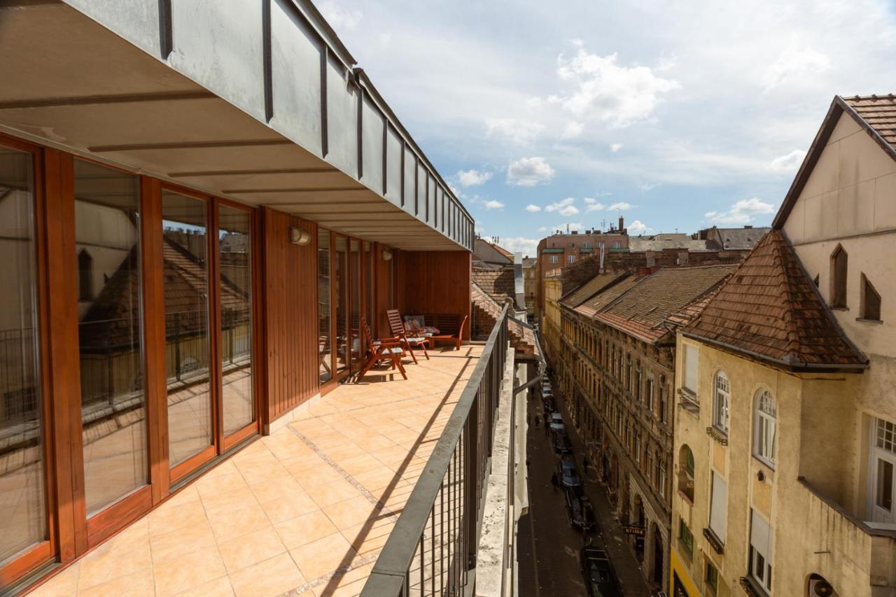 Apartamento Sunny Penthouse Front Of Szimpla Kert Budapest Exterior foto