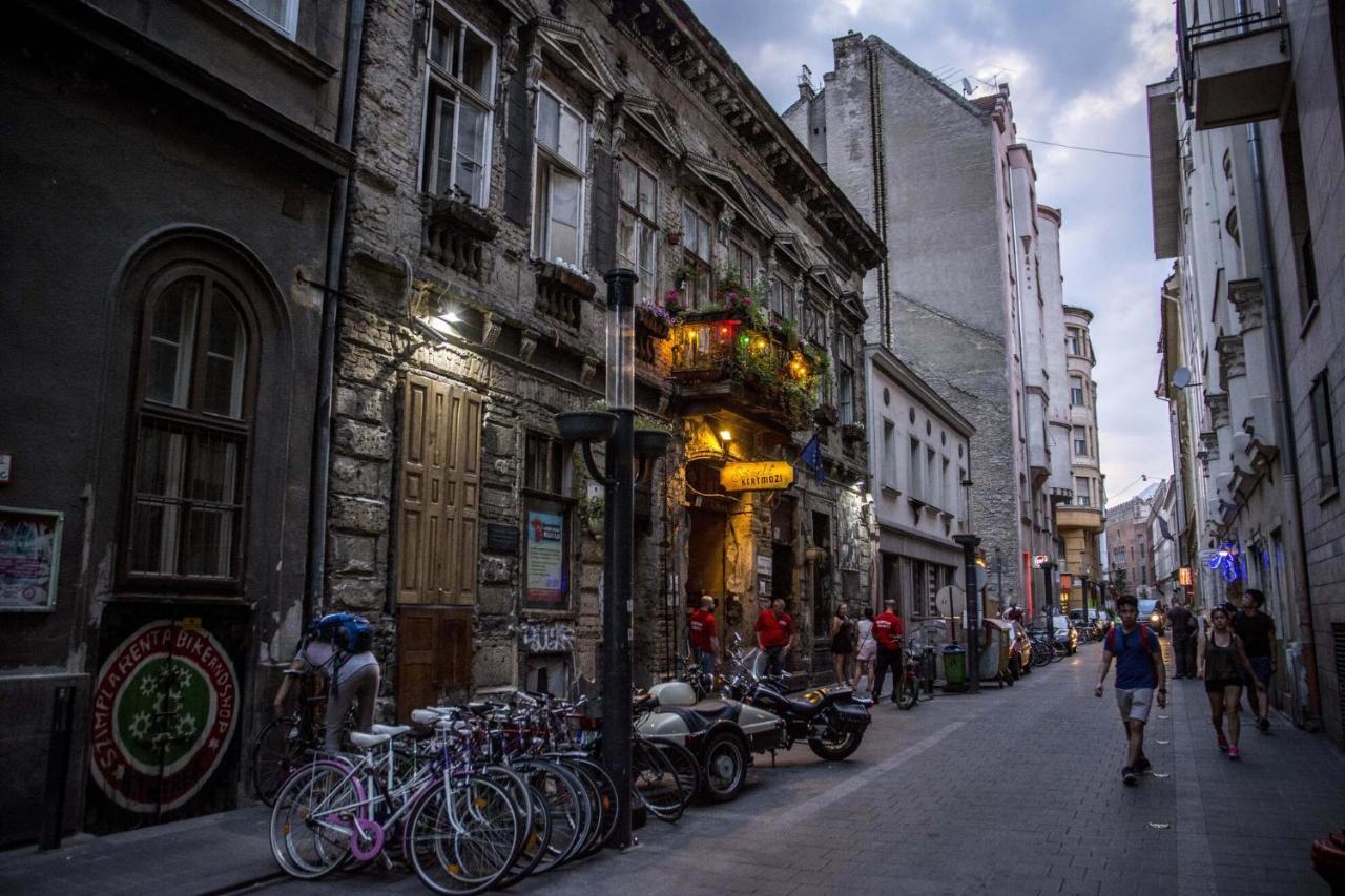 Apartamento Sunny Penthouse Front Of Szimpla Kert Budapest Exterior foto